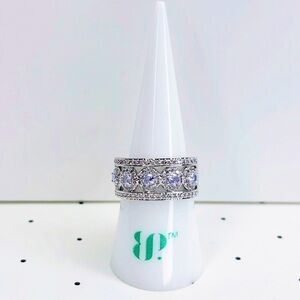 New bomb party “Bedazzling Stars” Ring Size 8 RG52531